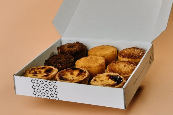 Caja de 3 pasteles de nata y 6 queijadas